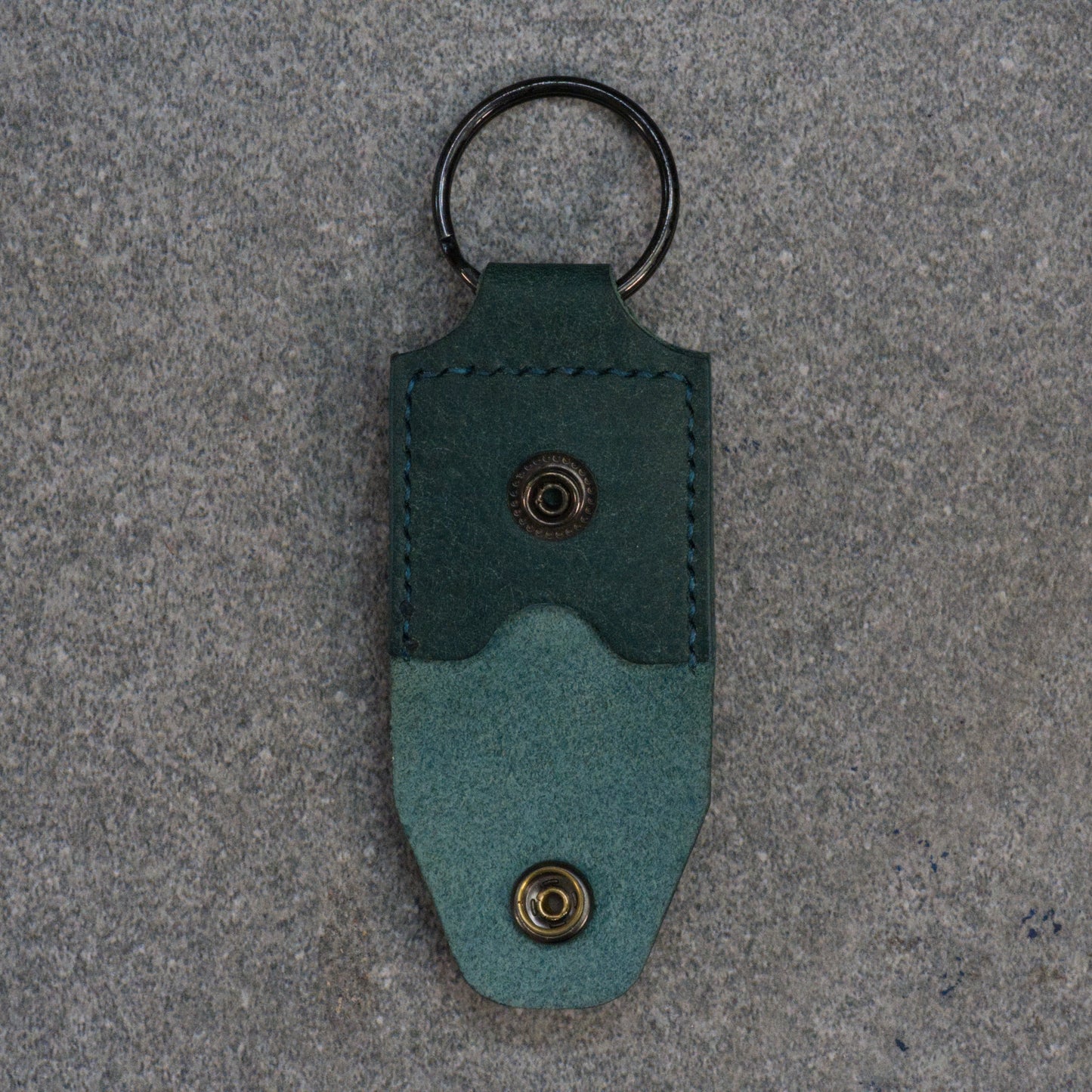 Memory mate - SD card holder in the Blue (Ortensia) variant in its folded form. Showing gun metal snap